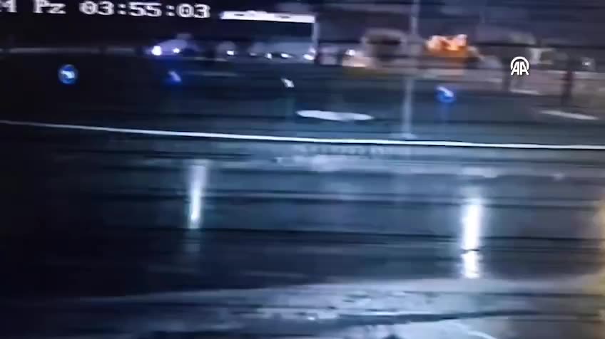 Edremit'te otobüs devrildi: 1 ölü, 20 yaralı var