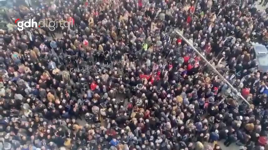 An itibariyle Saadet Partisi Genel Merkezi'nin önü