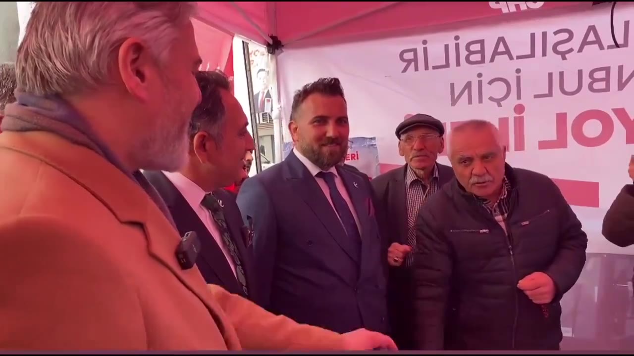 Mehmet Altınöz'den CHP standına ziyaret: "Dik duruşunuzu bozmayın"