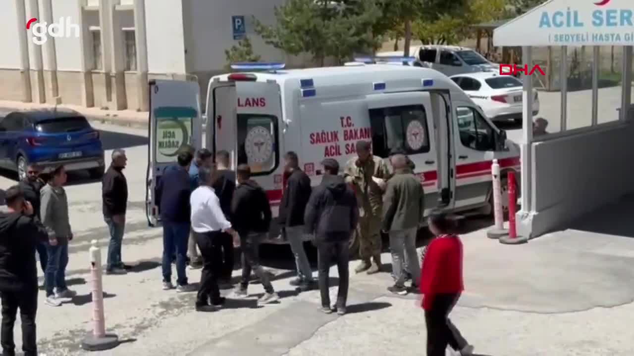 Başakale'de askeri araç devrildi, 11 asker yaralı!