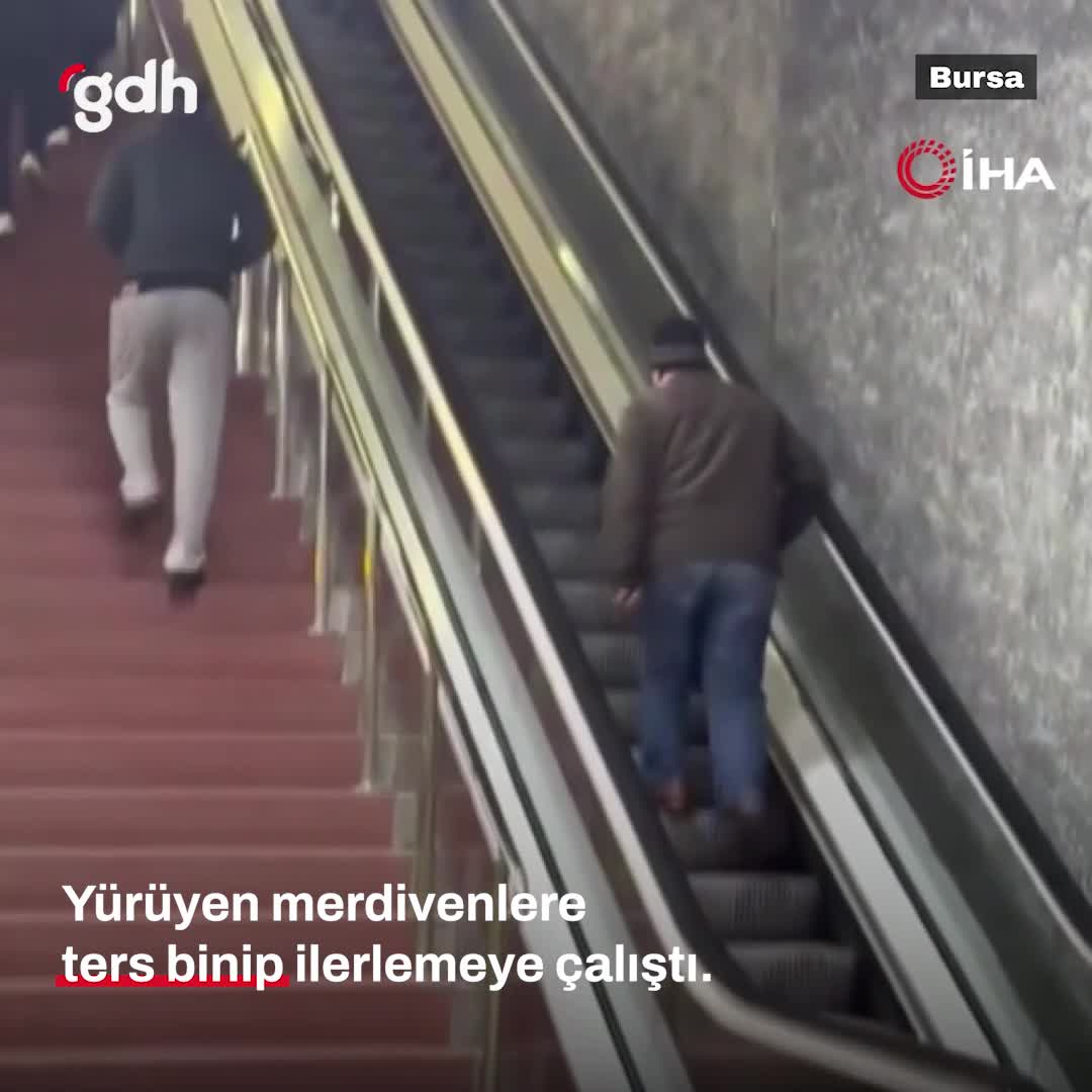 Bursa'da merdivene ters binen vatandaşın ısrarlı yürüyüşü