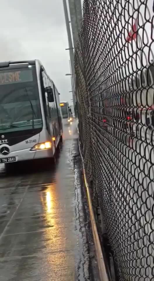 Bahçelievler metrobüs durağında yangın, seferler aksıyor!