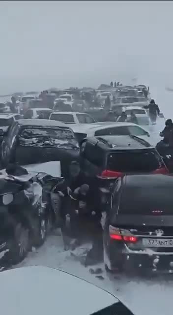 Kazakistan'da yoğun tipiden zincirleme kaza: 100 araç karıştı