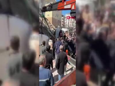 Güngören'de boş binanın çökmesi, araçta hasar var
