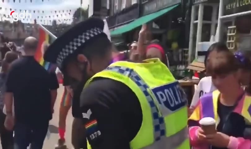 İngiliz polisi, LGBT'ye destek yürüyüşüne katıldı
