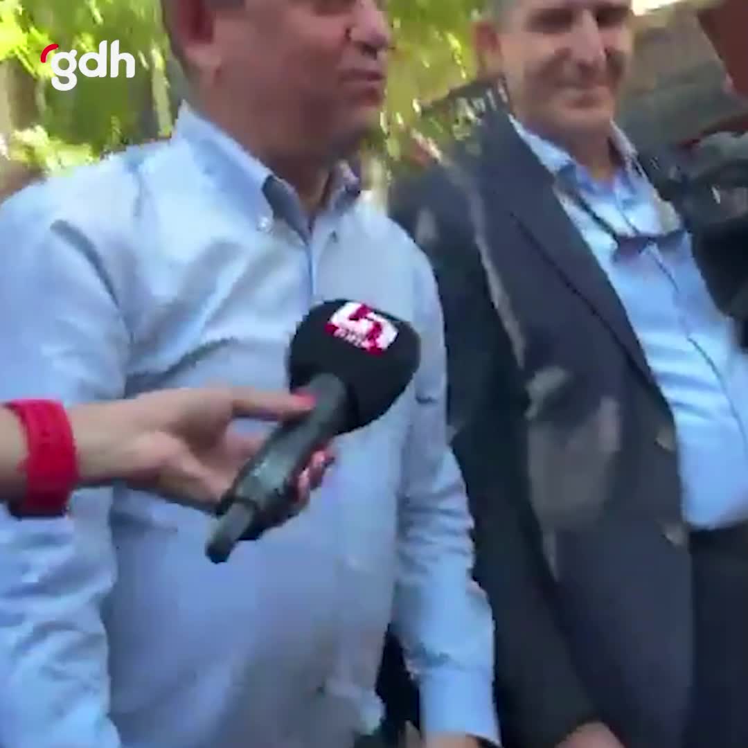 Özgür Özel'in başıboş köpekle Meclis sohbeti