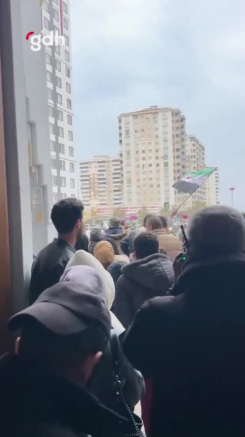 Gaziantep'teki Suriyeli göçmenler sabah namazı sonrası devrim kutladı
