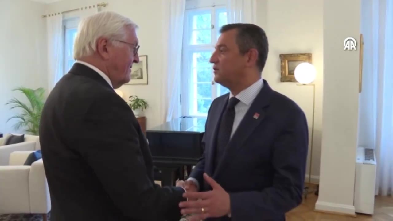 Steinmeier'in Özgür Özel'in Almancasını övmesi tartışma konusu oldu
