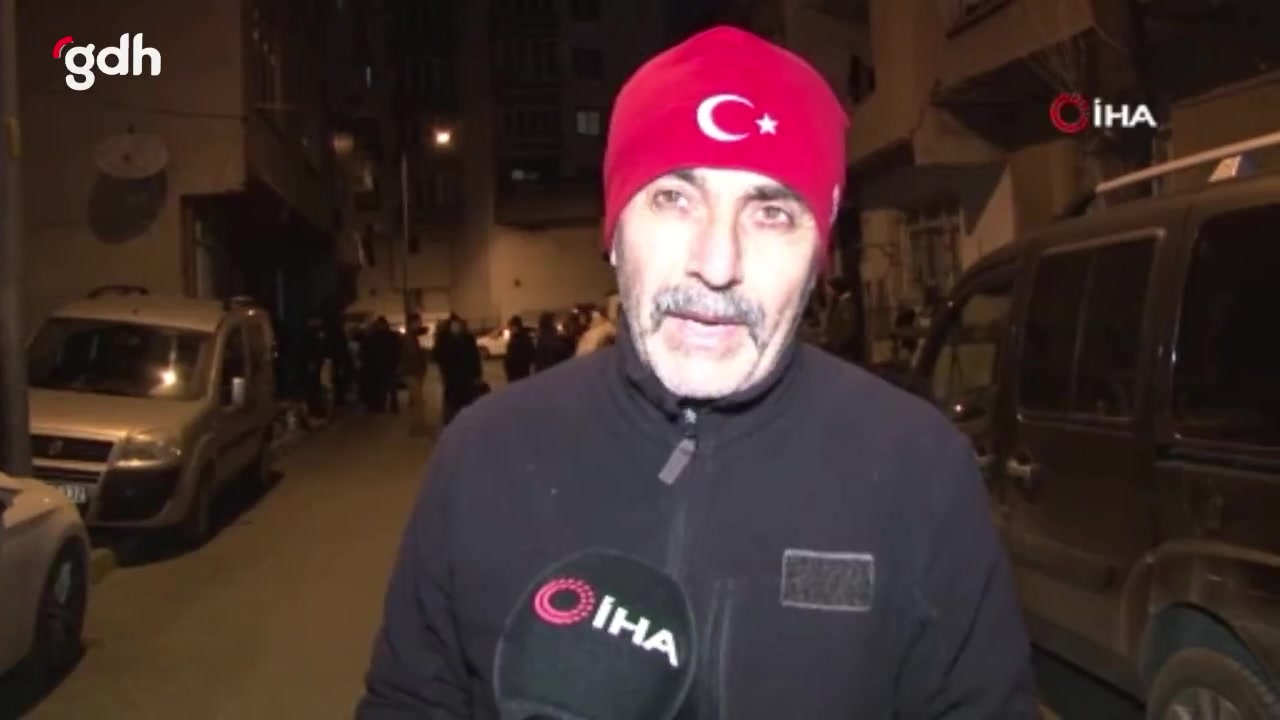 Bağcılar'da cenaze aracı bozuldu, vatandaşlar sokakta bekledi