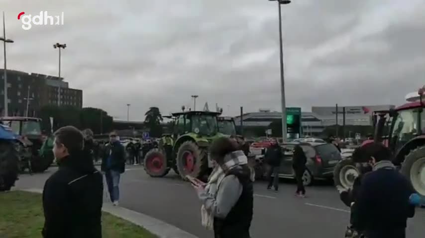 Çiftçiler, Paris’i hükümetin tarım politikası için kuşattı