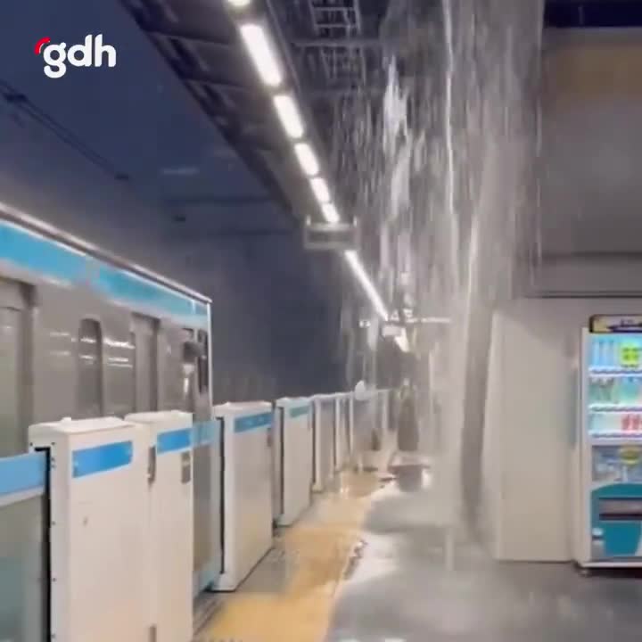 Japonya'da şiddetli yağışlar metro istasyonlarını su bastı