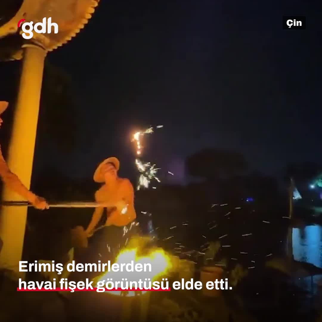 Çin'de Demirci, Erimiş Demirle Etkileyici Görüntüler Yaratıyor