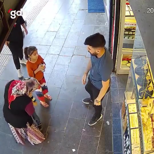 Diyarbakır'da esnaf, 5 yaşındaki çocuğu Heimlich manevrasıyla kurtardı