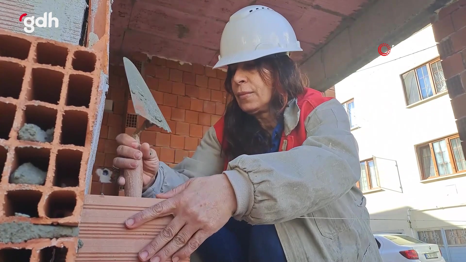 Müteahhit kadın inşaatta çalışmaya başladı, işçi bulamıyorlar