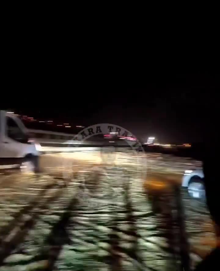 Ankara'da sağanak su baskınlarına ve Elmadağ yolunun kapanmasına yol açtı