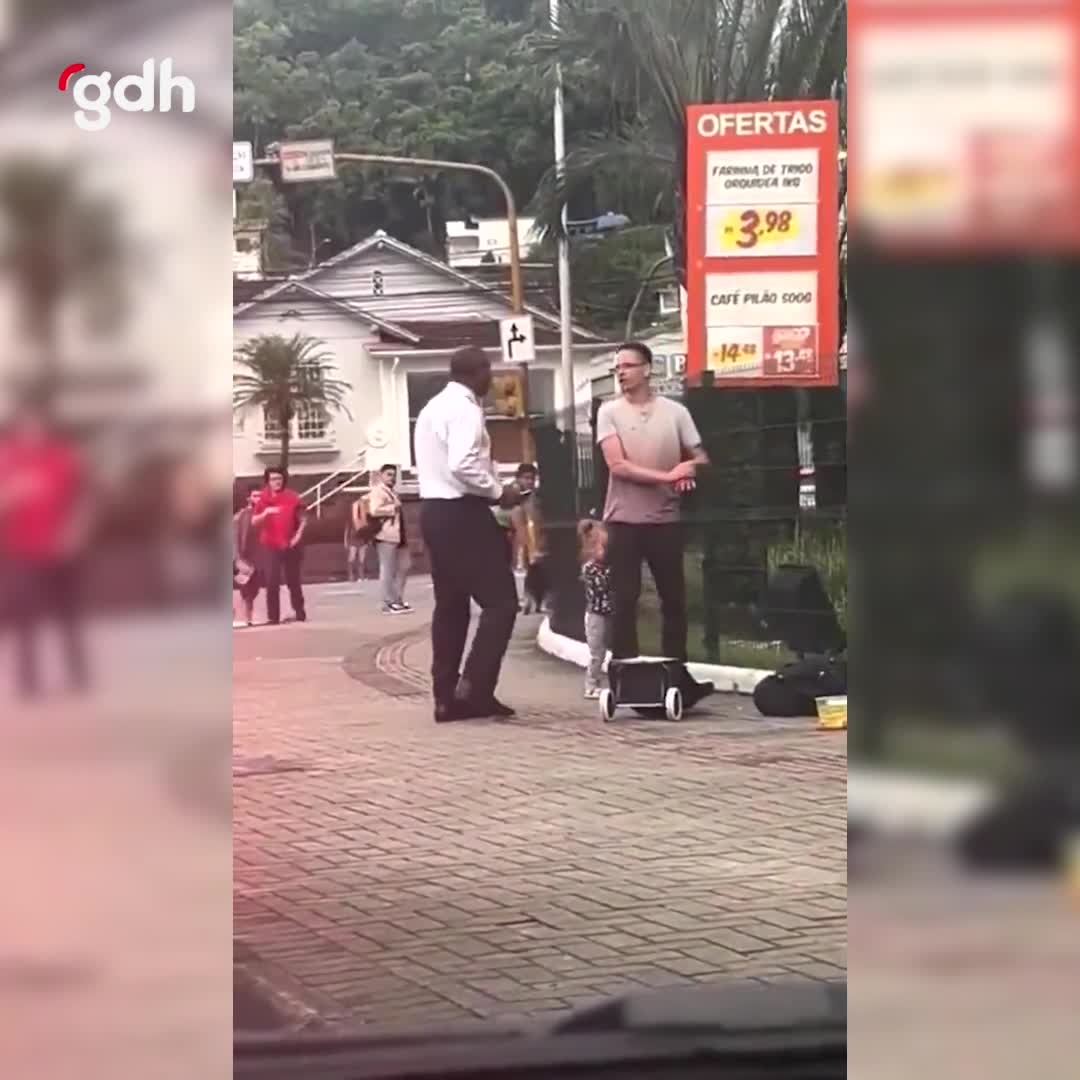 Brezilya'da satıcı, alışveriş yapmayan baba-kızı tehdit etti; baba satıcıyı öldürdü