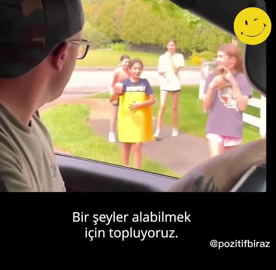 Limonata satan öğrencilere jest yapan adam
