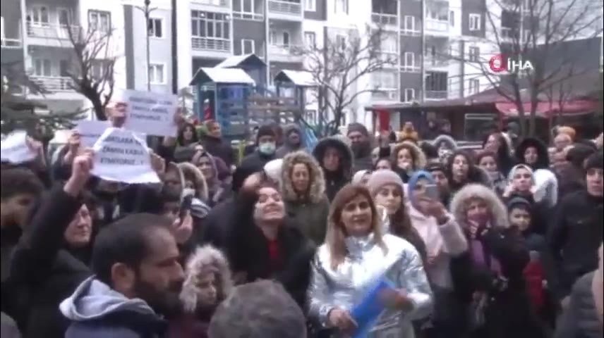 Büyükçekmece'de aidat 500 TL'den 1.415 TL'ye çıktı, protesto!
