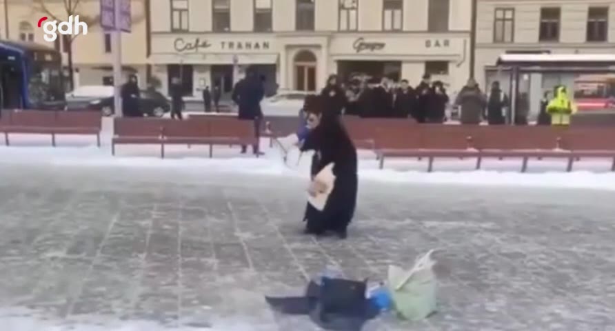 Stockholm'de Kadın, Kur'an Yaktı ve İslam'ı Yasakladı Başkaldırdı