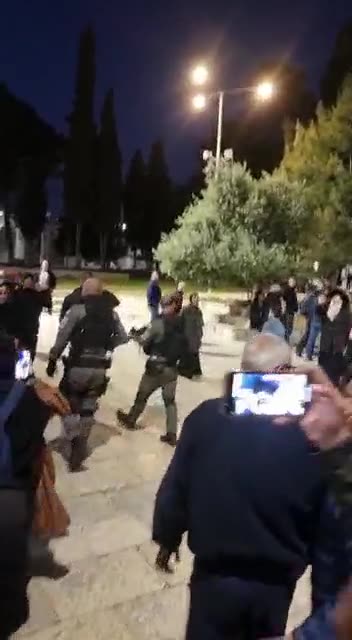 Müslümanlar, Aksa'ya baskın düzenleyen işgalcilere tekbirle karşılık verdi