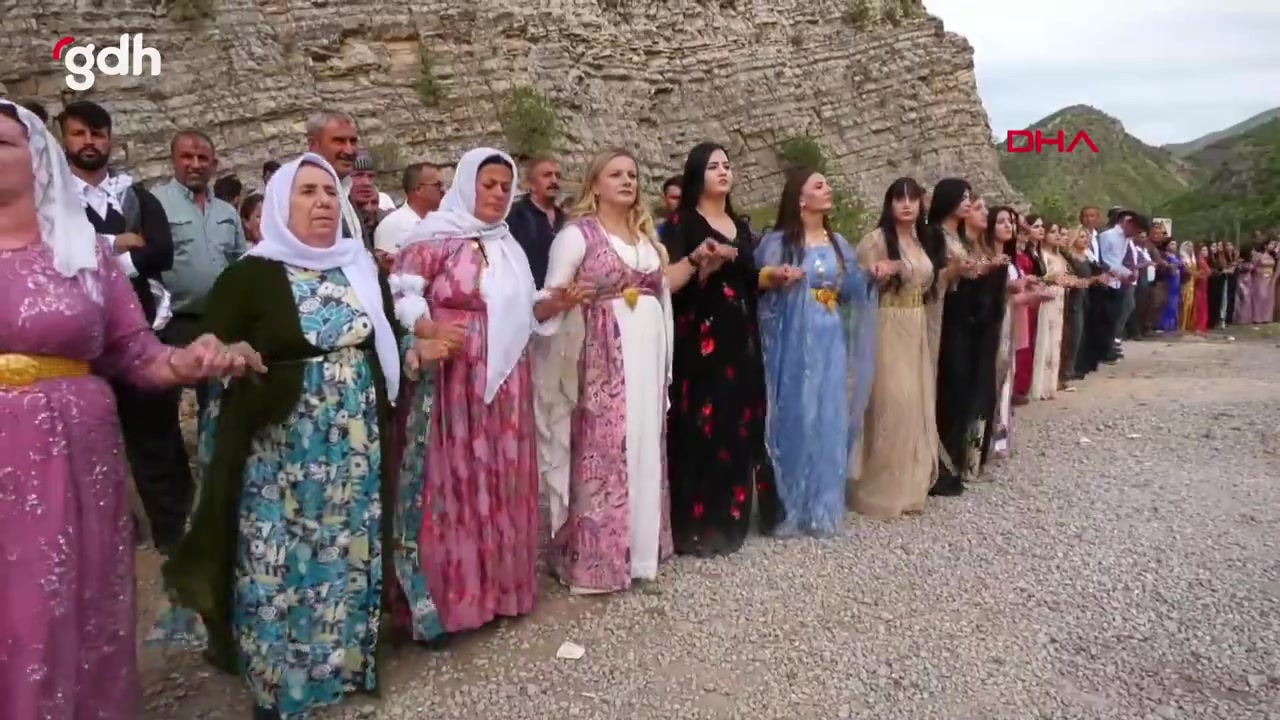Şırnak'ta kepçe operatörü ve Ukraynalı tasarımcı evlendi