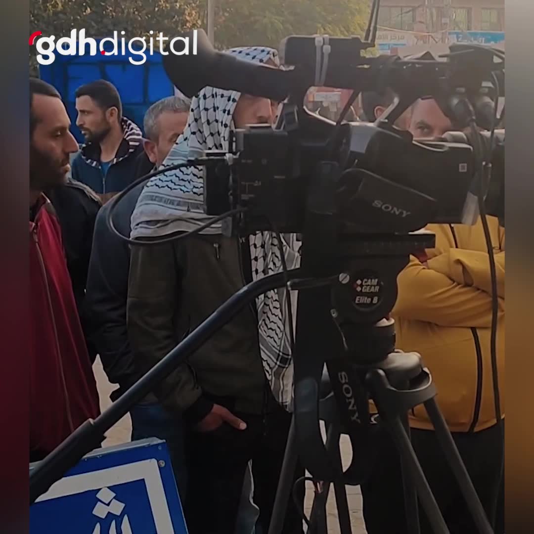 Gazze'de vatandaşlar gazetecilerle ateşkes takibi yapıyor