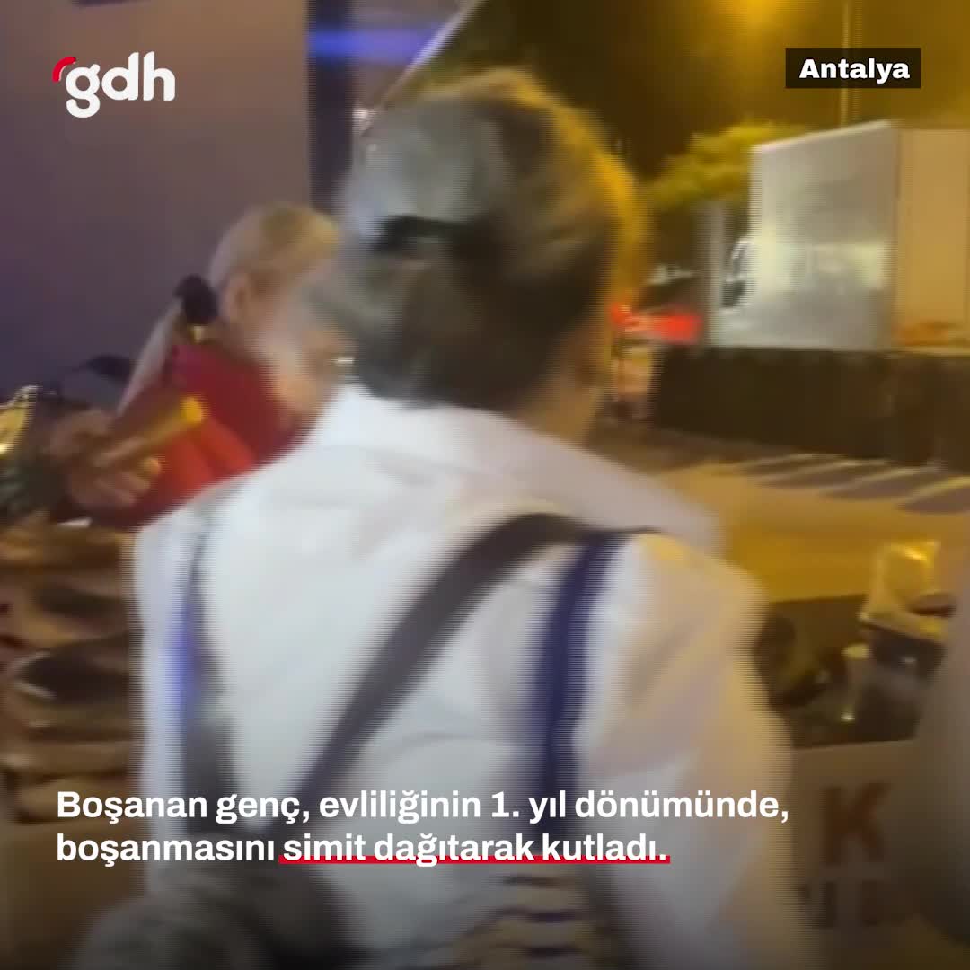 Boşanan genç, evlilik yıl dönümünü simit dağıtarak kutladı