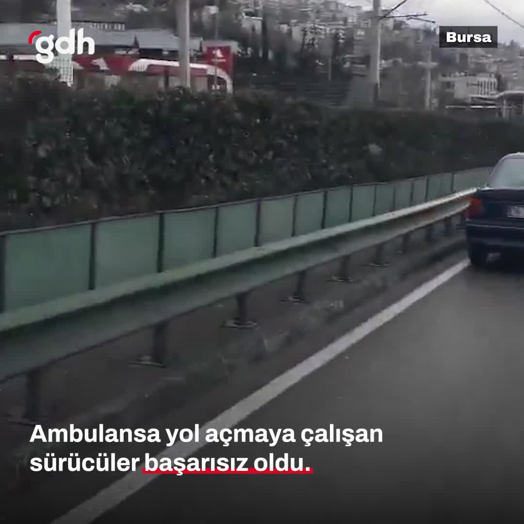 Bursa'da sürücülerin ambulansa yol açma çabası kameralarda