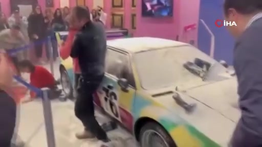 İklim aktivistleri Milano'da Warhol'un eserine un döküp yapıştı