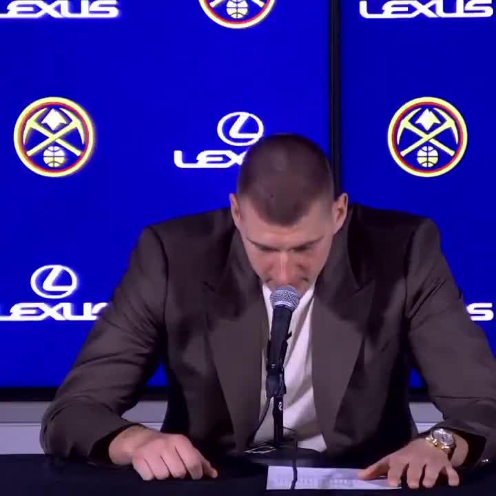 Jokic, Denver Nuggets MVP'si, mikrofonla denemeler yapıyor
