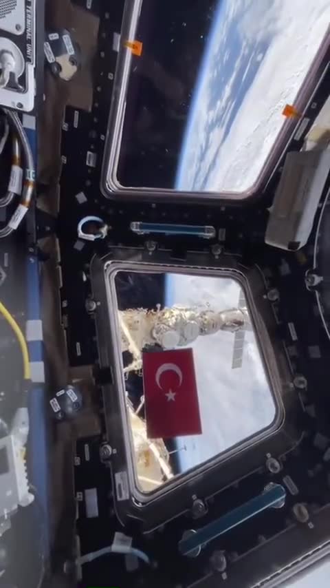 Oleg Artemyev, ISS'de Türk bayrağı açarak 100. yılı kutladı