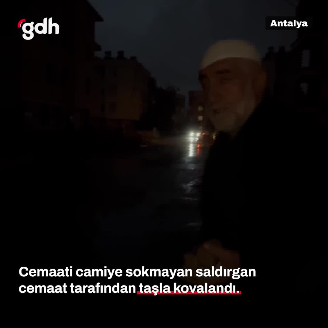 Bıçaklı saldırgan cemaat tarafından camide kovalandı!