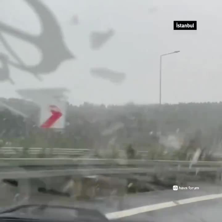 İstanbul'da mevsimin ilk kar yağışı başladı