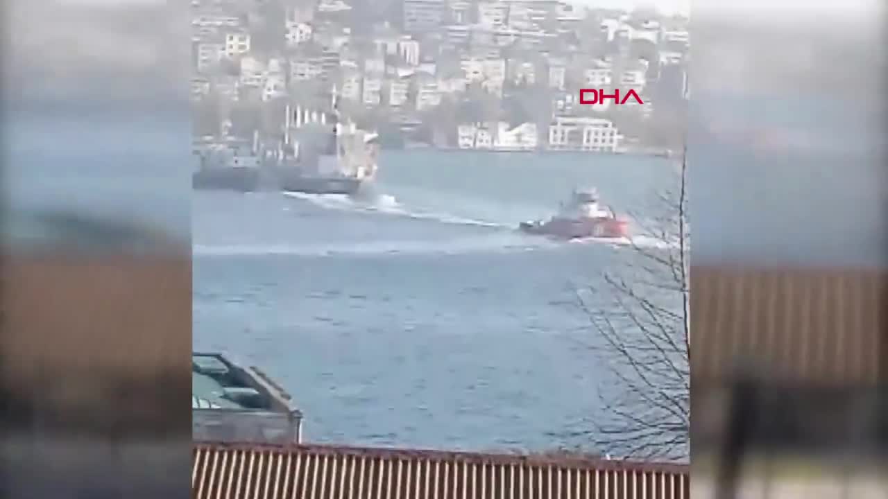 İstanbul Boğazı'nda iki gemi çarpıştı, biri sürüklendi