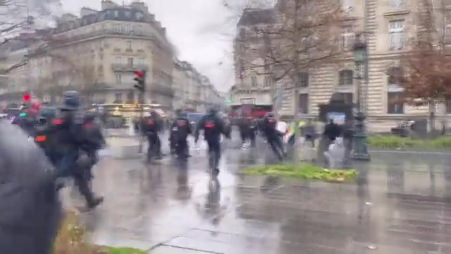 Paris'te PKK destekçilerine polis müdahale anları