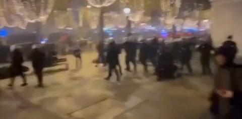 Fransa'da Fas taraftarları ile polis arasında çatışma çıktı