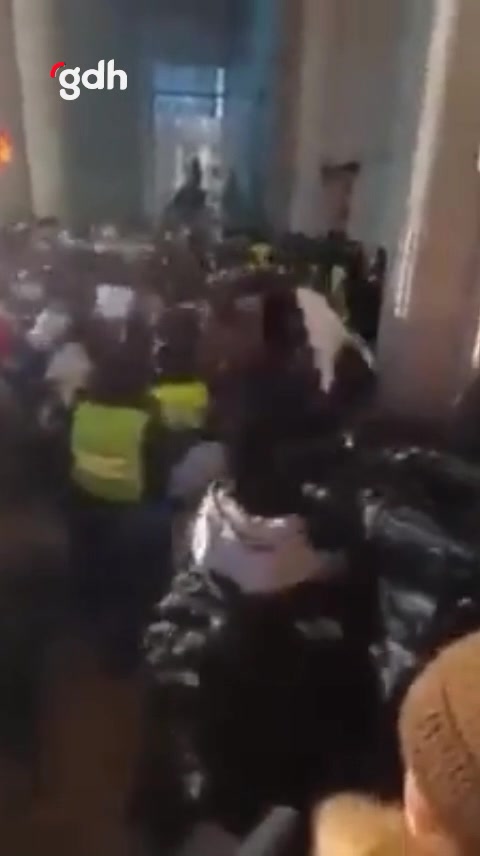 Ulan Batur'da halk yolsuzluk protestosu ve başkanlık sarayı baskını