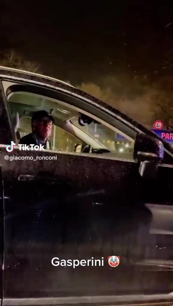 Gasperini, Milan taraftarına sandviç fırlattı!