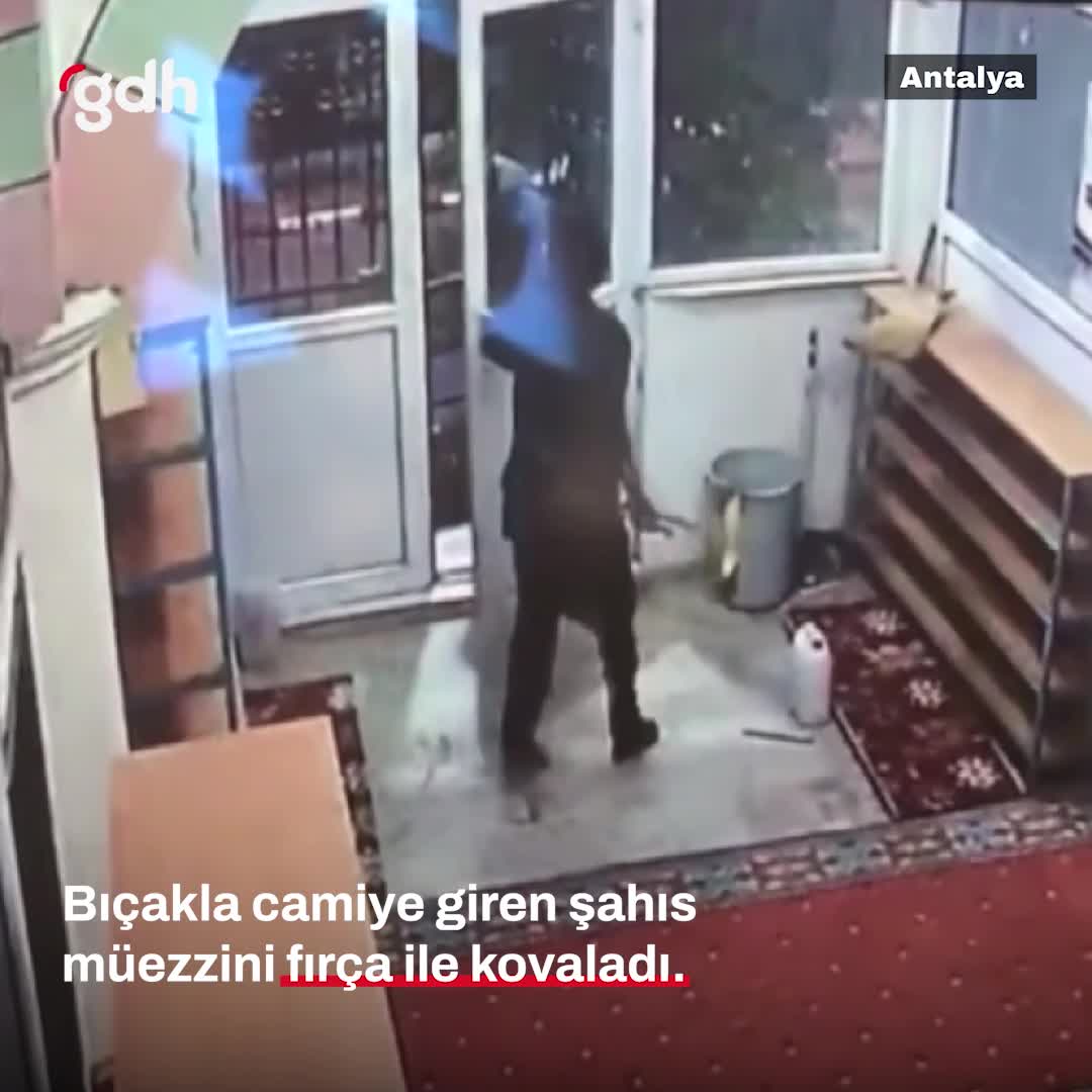 Antalya'da bıçaklı şahıs camiden çıkarıldı, cemaat kaçırdı