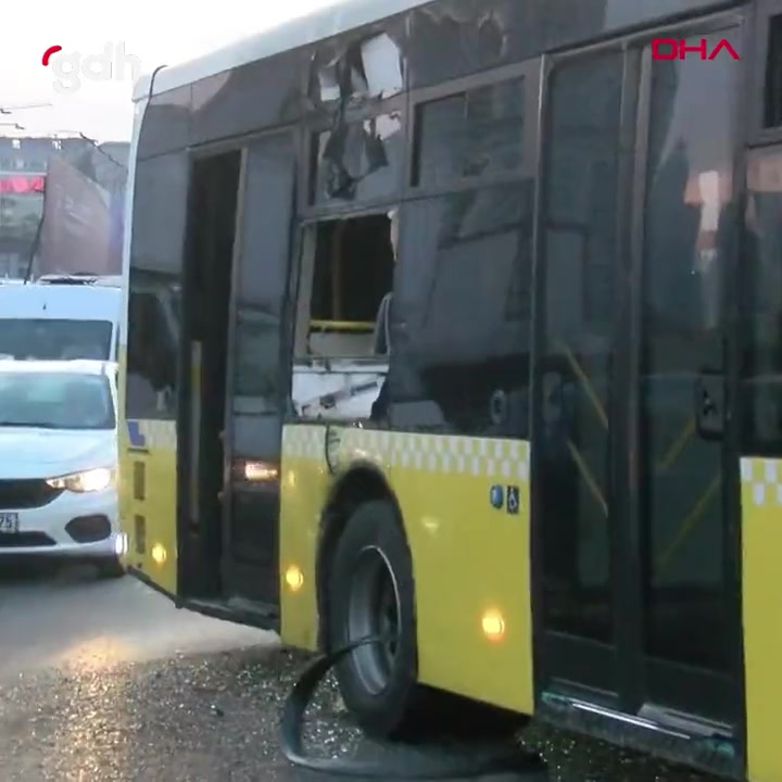 Kadıköy'de otobüs ve minibüs çarpıştı, 2 yaralı var