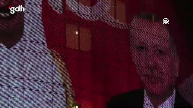 Katar'da 15 Temmuz için Türk ve Katar bayrakları ile ışıklandırma