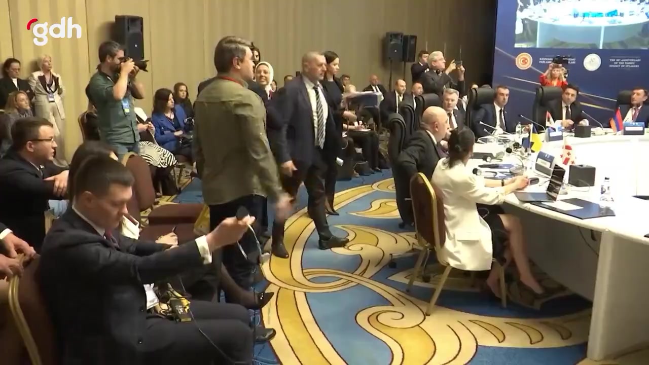 Karadeniz Ekonomi Asamblesi Zirvesi'nde 'bayrak' kavgaları yaşandı