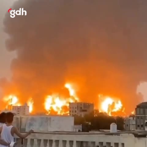 Hudeyde limanında bombardıman sonrası büyük yangın çıktı
