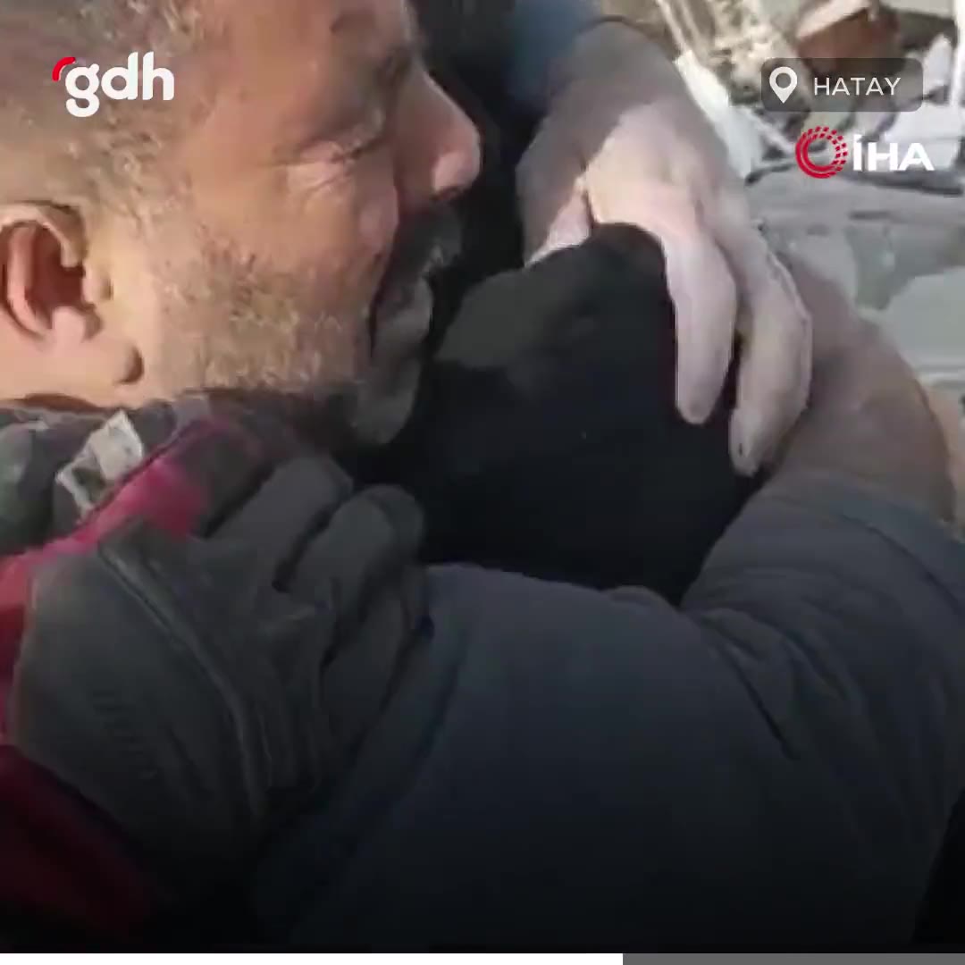 İskenderun'da 36 saat sonra enkazdan kurtarılan kişi