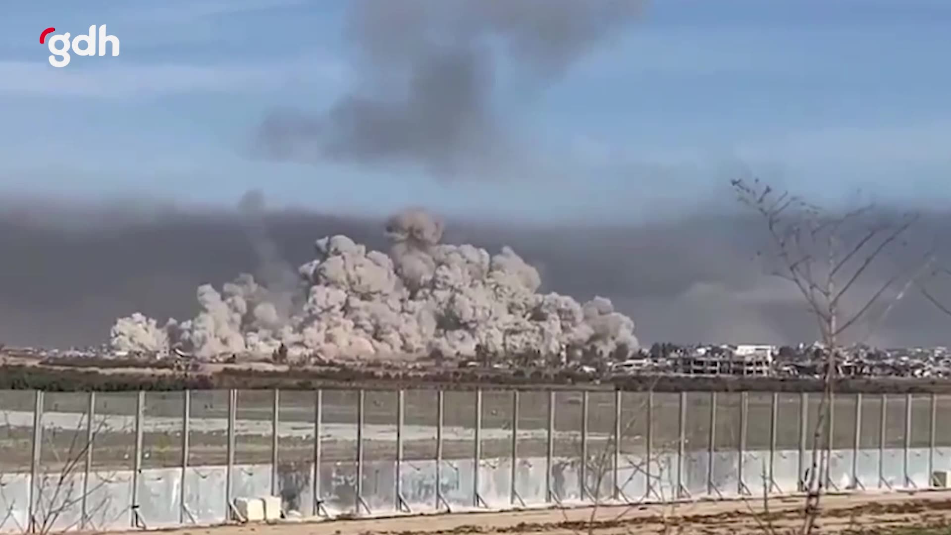 İsrail uçakları Gazze'nin Şucaiyye'sinde sivil yerleşim bombaladı