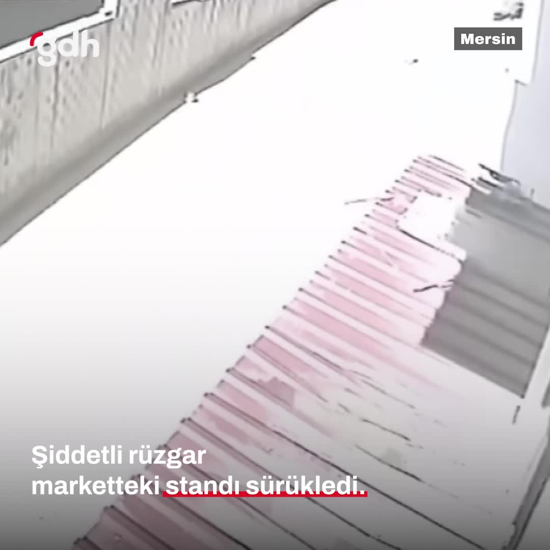 Mersin'de rüzgar marketi sürekleyen tekerlekli stant anları