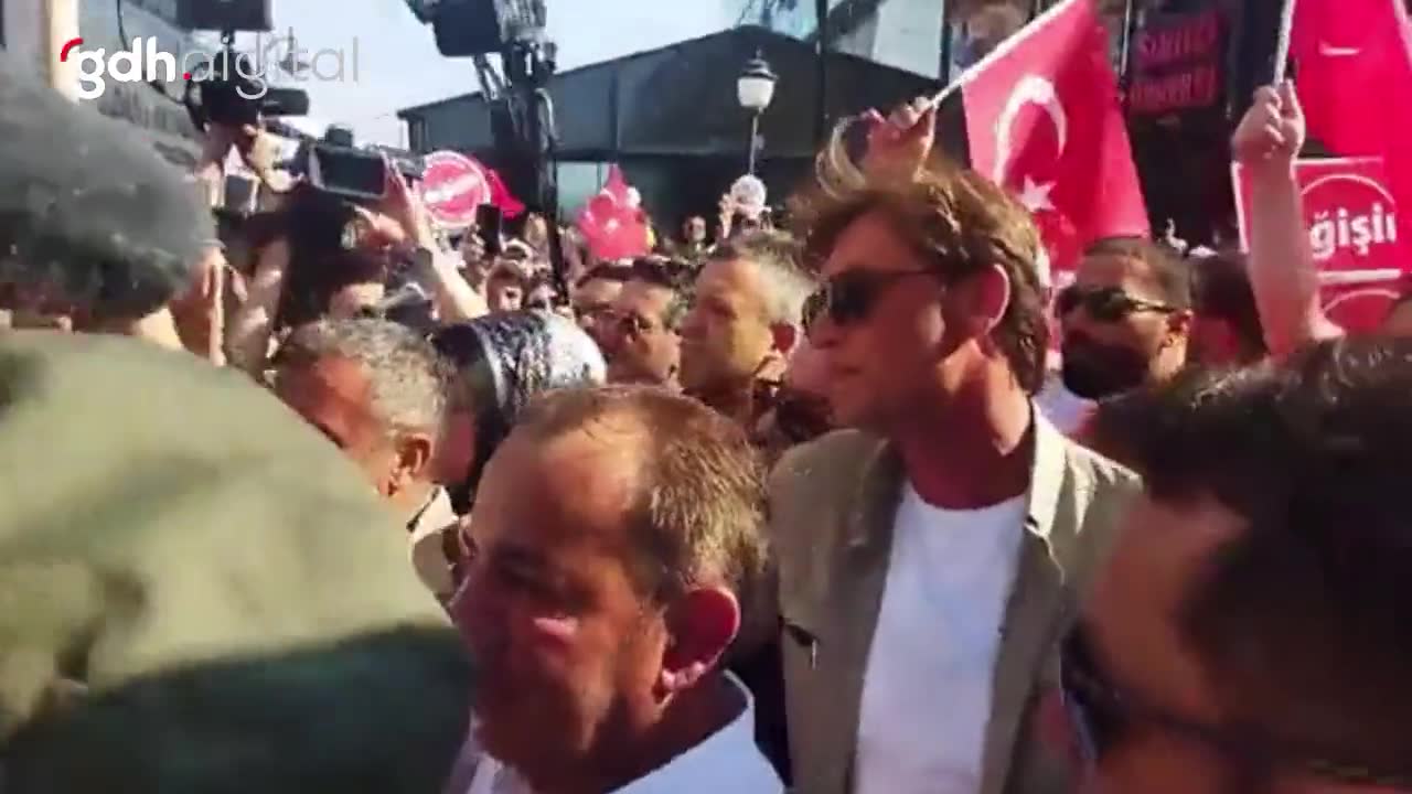 Tanju Özcan, CHP Genel Merkezi'nde; "Diktatör Kemal" sloganları
