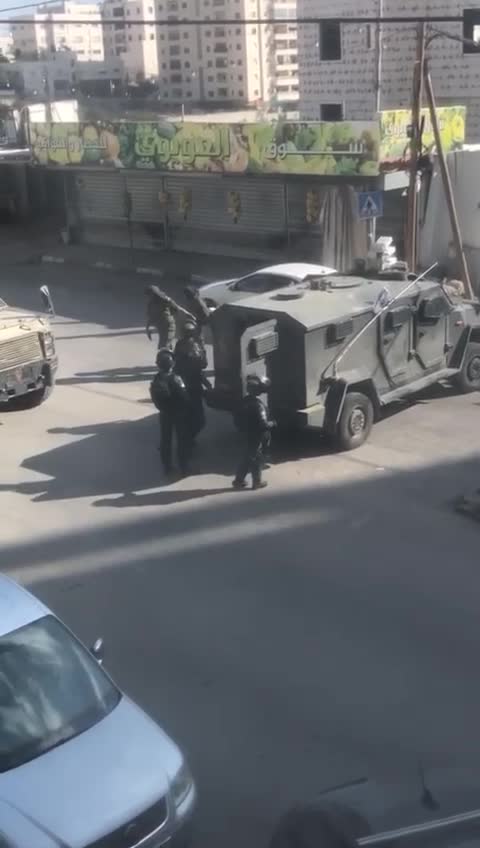 İsrail ordusu El Halil'de gözleri bağlı bir kadını gözaltına aldı