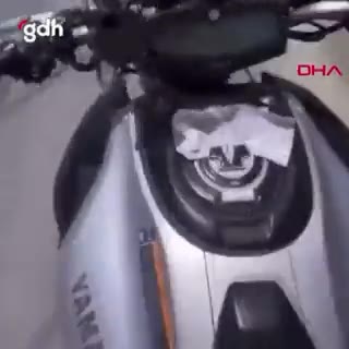 Büyükçekmece'de motosiklet virajda takla attı, bariyerlere çarptı