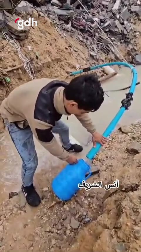 Gazze'de Filistinli, su için çamurlardan su doldurdu